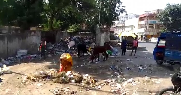 सावित्री चौराहे पर कचरा डिपो में गंदगी का अंबार