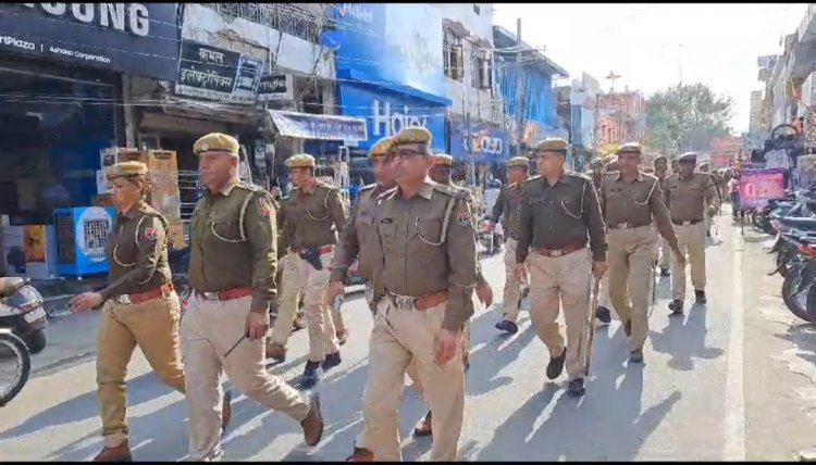 क्लॉक टावर थाना क्षेत्र में निकाला गया पुलिस का फ्लैग मार्च