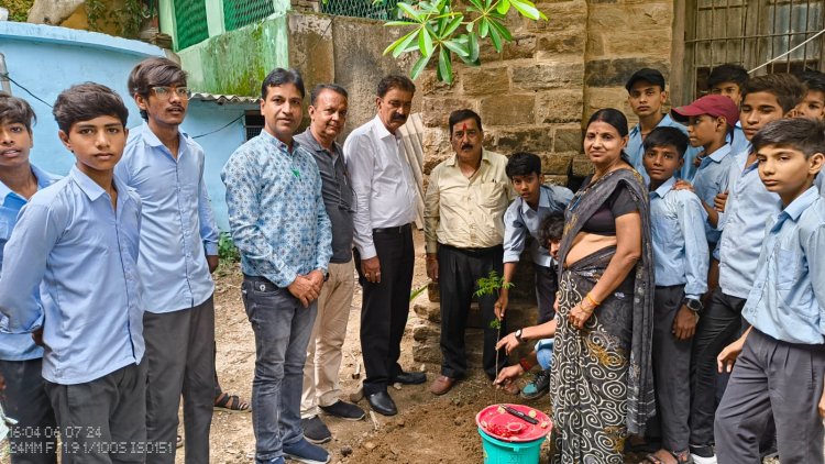 वृक्षारोपण व पेड़ों का चौथा जन्मदिन मनाया